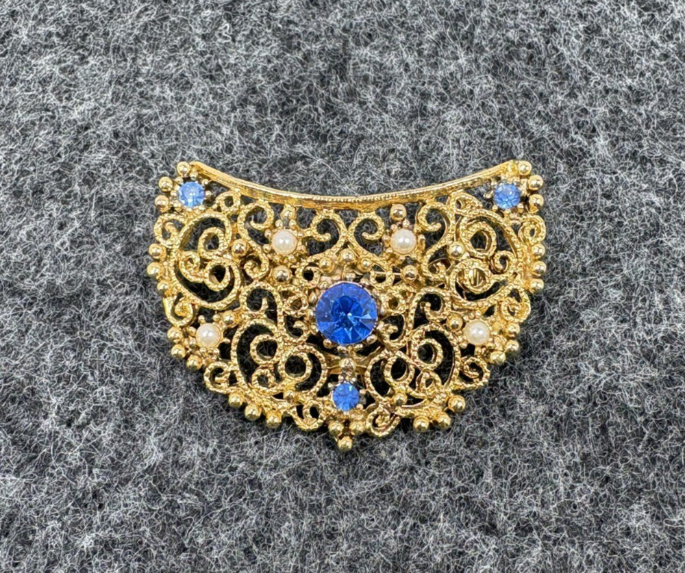 VTG Signed JJ Jonette Jewelry Gold Tone Filigree Crescent Brooch Blue Rhinestone
